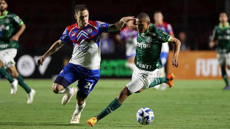 Jhonatan em disputa pelo Palmeiras contra o Cerro Porteño, durante partida válida pela fase de grupos da  Libertadores 2023, no Morumbi.