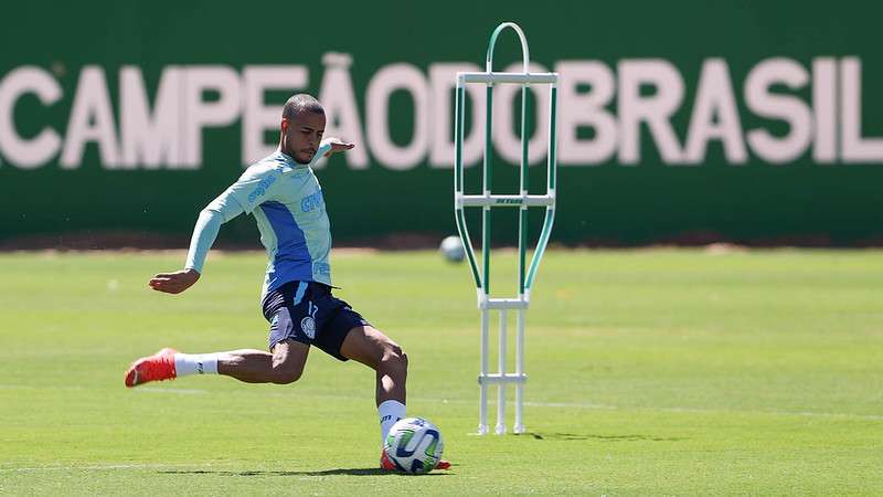 Mayke durante treinamento do Palmeiras na Academia de Futebol.