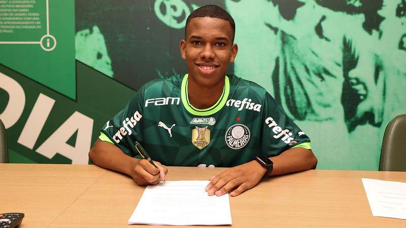 Estêvão assina contrato como atleta profissional do Palmeiras, na Academia de Futebol.