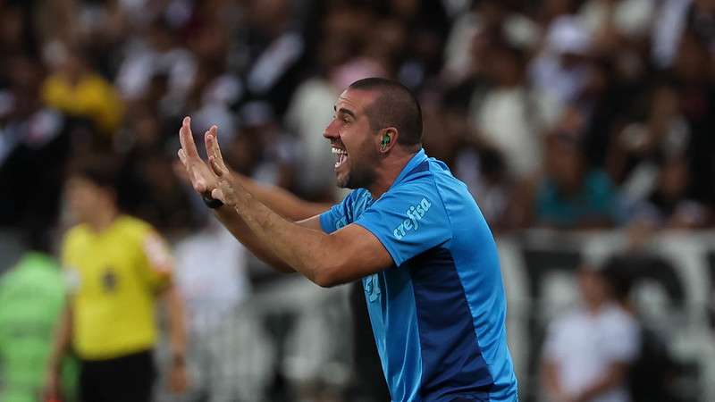 João Martins em jogo do Palmeiras contra o Vasco, durante partida válida pela segunda rodada do Brasileirão 2023, no Maracanã.