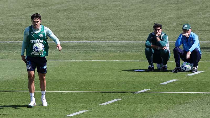 Raphael Veiga é observado por Abel Ferreira, durante treinamento do Palmeiras, na Academia de Futebol.