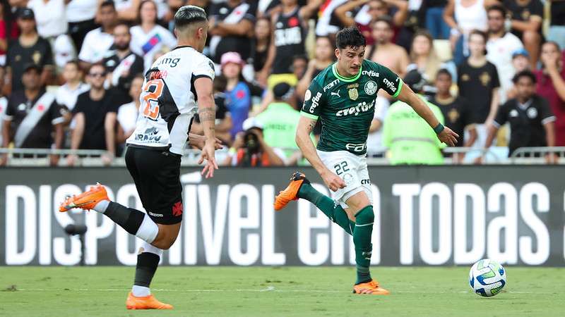 Joaquín Piquerez em disputa pelo Palmeiras contra o Vasco, durante partida válida pela segunda rodada do Brasileirão 2023, no Maracanã.