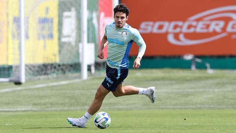 Raphael Veiga durante treinamento do Palmeiras na Academia de Futebol.