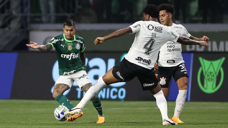 Dudu em disputa pelo Palmeiras contra o SCCP, durante partida válida pela terceira rodada do Brasileirão 2023, no Allianz Parque.