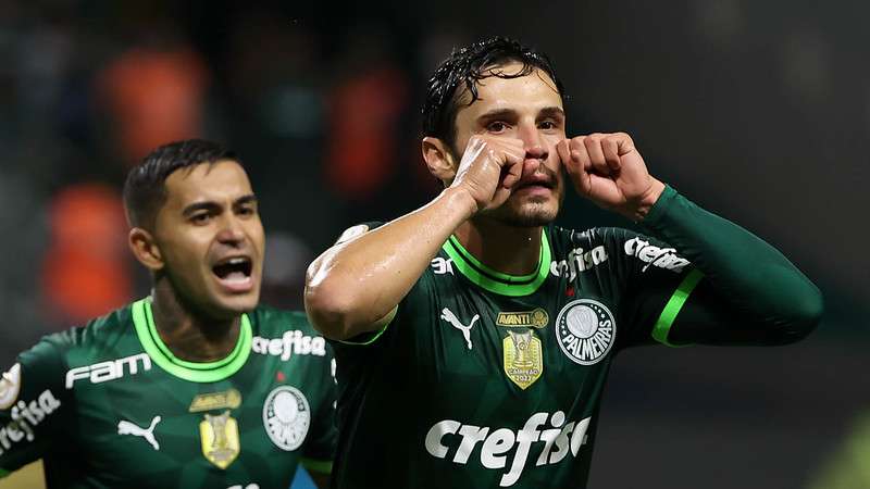 Raphael Veiga comemora seu gol pelo Palmeiras contra o SCCP, durante partida válida pela terceira rodada do Brasileirão 2023, no Allianz Parque.