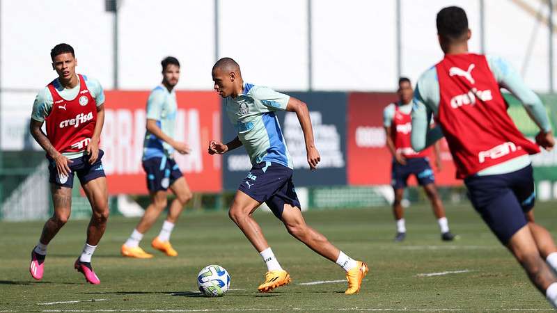 Jogadores durante treinamento do Palmeiras na Academia de Futebol.