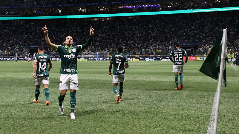 Raphael Veiga comemora seu gol pelo Palmeiras contra o SCCP, durante partida válida pela terceira rodada do Brasileirão 2023, no Allianz Parque.