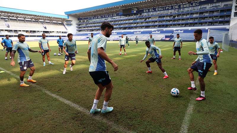 Jogadores do Palmeiras durante treinamento no Estádio Geoge Capwell, em Guayaquil, no Equador.
