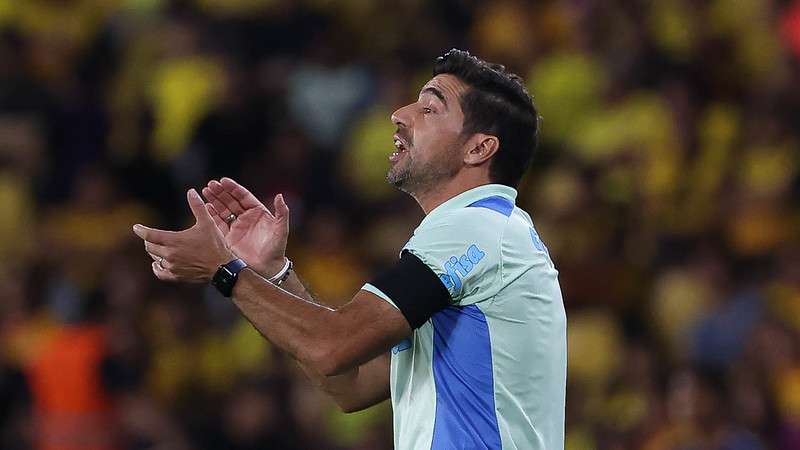 Abel Ferreira em jogo do Palmeiras contra o Barcelona-EQU, durante partida válida pela fase de grupos da Libertadores 2023, no Estádio Monumental Isidro Romero Carbo.