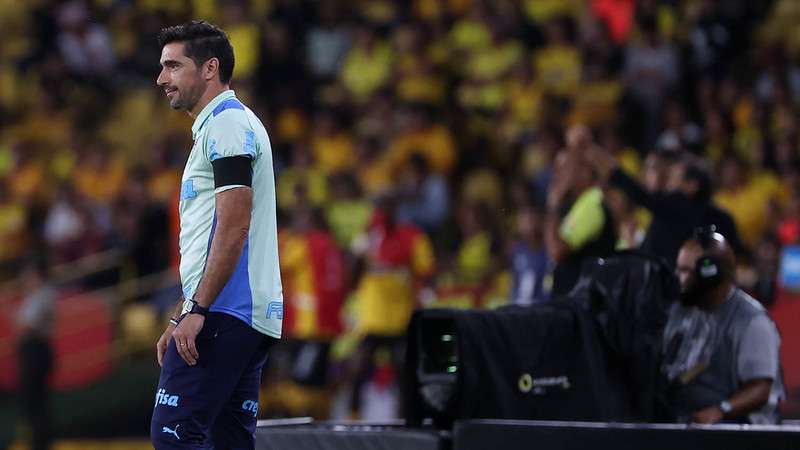 Abel Ferreira em jogo do Palmeiras contra o Barcelona-EQU, durante partida válida pela fase de grupos da Libertadores 2023, no Estádio Monumental Isidro Romero Carbo.