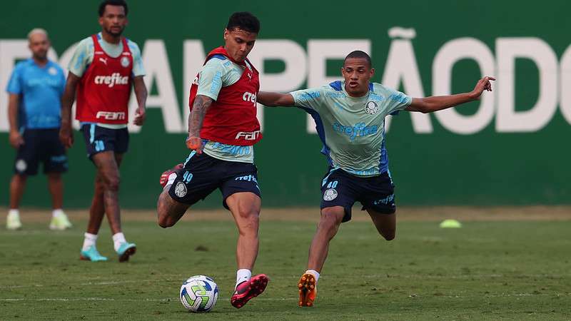 Jailson, Richard Ríos e Jhonatan durante treinamento do Palmeiras, na Academia de Futebol.