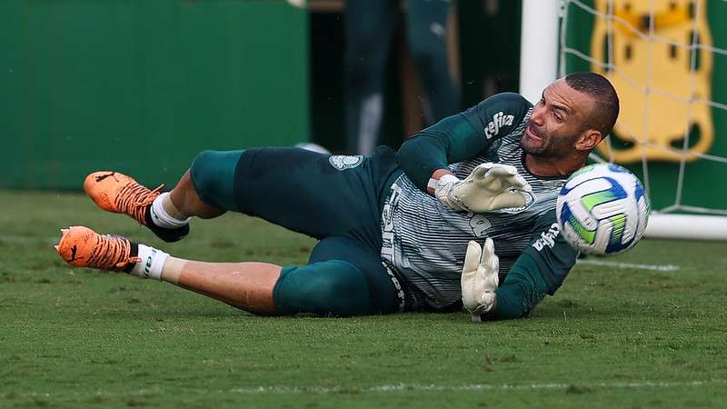 Weverton durante treinamento do Palmeiras na Academia de Futebol.