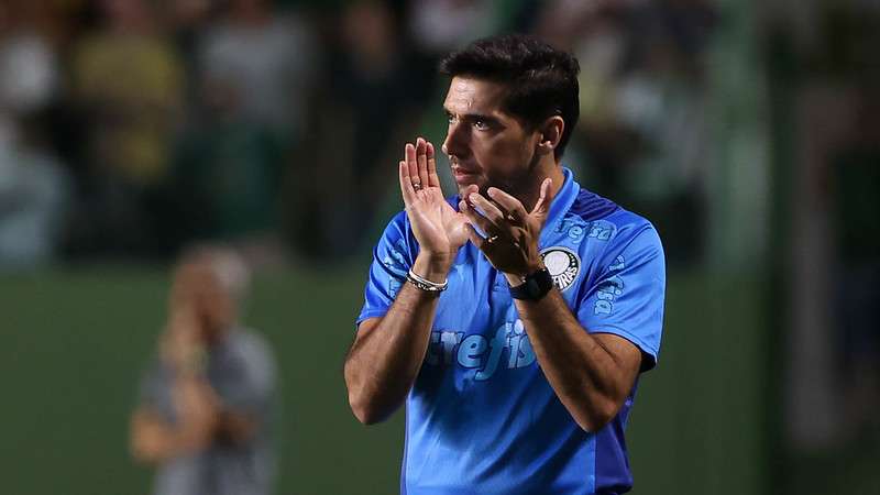 Abel Ferreira em jogo do Palmeiras contra o Goiás, durante partida válida pela quarta rodada do Brasileirão 2023, no Hailé Pinheiro.