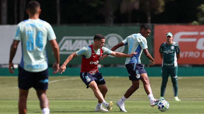 Fabinho e Luis Guilherme são observados por Abel Ferreira durante treinamento do Palmeiras, na Academia de Futebol.
