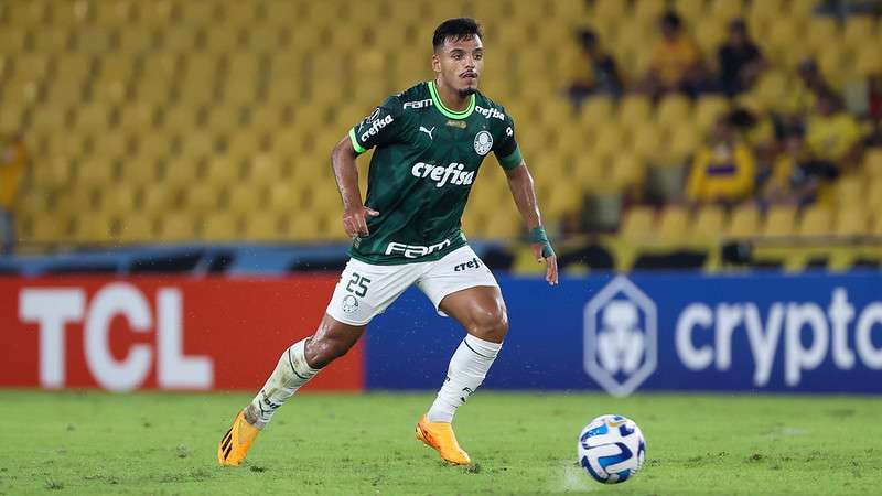 Gabriel Menino em jogo do Palmeiras contra o Barcelona-EQU, durante partida válida pela fase de grupos da Libertadores 2023, no Estádio Monumental Isidro Romero Carbo.