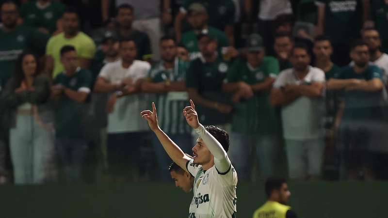 Raphael Veiga comemora seu gol pelo Palmeiras contra o Goiás, durante partida válida pela quarta rodada do Brasileirão 2023, no Hailé Pinheiro.