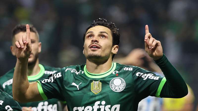 Raphael Veiga comemora seu gol do Palmeiras contra o Grêmio, durante partida válida pela quinta rodada do Brasileirão 2023, no Allianz Parque.