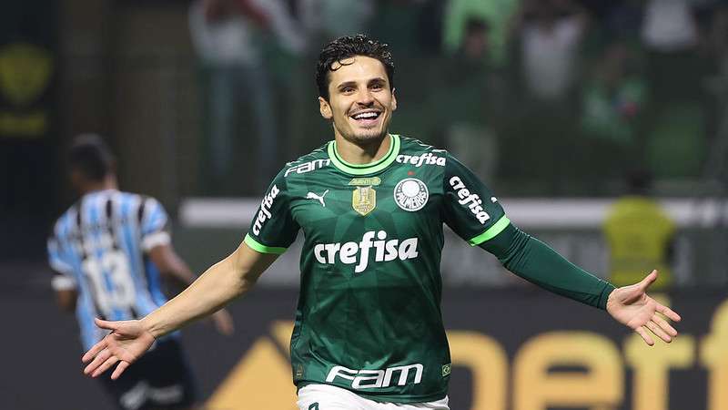 Raphael Veiga comemora seu gol do Palmeiras contra o Grêmio, durante partida válida pela quinta rodada do Brasileirão 2023, no Allianz Parque.