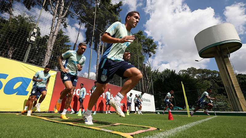 Atletas do Palmeiras durante treinamento na Academia de Futebol.