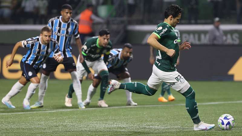 Raphael Veiga em cobra pênalti e marca seu gol pelo Palmeiras contra o Grêmio, durante partida válida pela quinta rodada do Brasileirão 2023, no Allianz Parque.