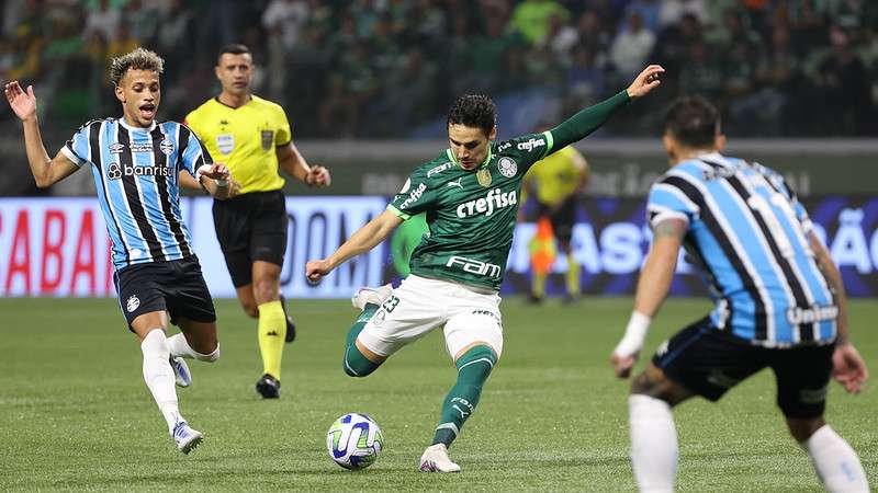 Raphael Veiga em disputa pelo Palmeiras contra o Grêmio, durante partida válida pela quinta rodada do Brasileirão 2023, no Allianz Parque.