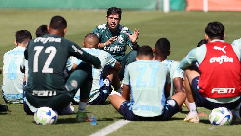 Abel Ferreira conversa com o elenco do Palmeiras durante treinamento na Academia de Futebol.