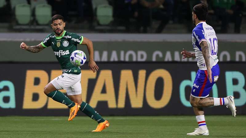 Bruno Tabata em disputa pelo Palmeiras contra o Fortaleza, durante primeira partida válida pelas oitavas de final da Copa do Brasil 2023, no Allianz Parque.