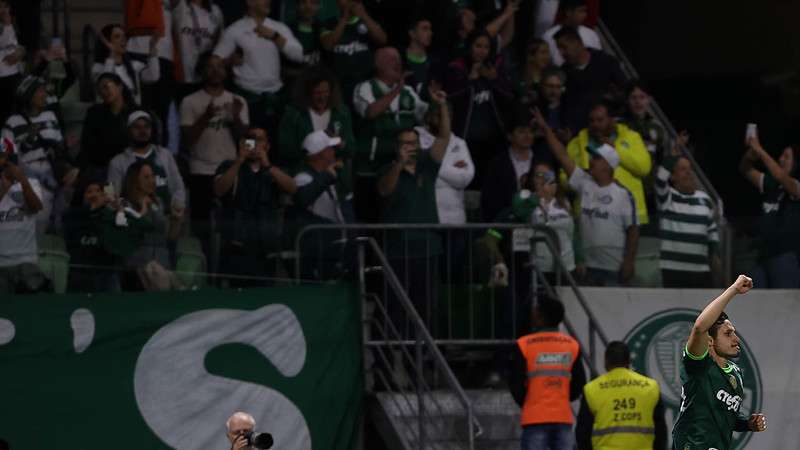 Raphael Veiga comemora seu gol pelo Palmeiras contra o Fortaleza, durante primeira partida válida pelas oitavas de final da Copa do Brasil 2023, no Allianz Parque.