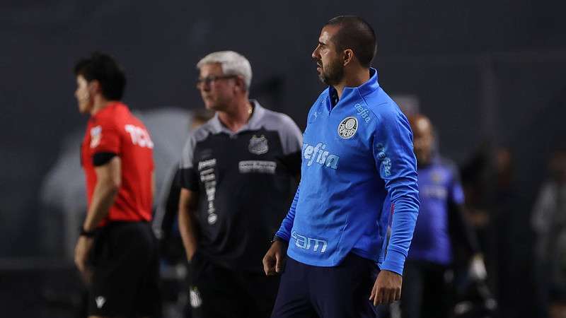 João Martins em jogo do Palmeiras contra o Santos, durante partida válida pela sétima rodada do Brasileirão, na Vila Belmiro