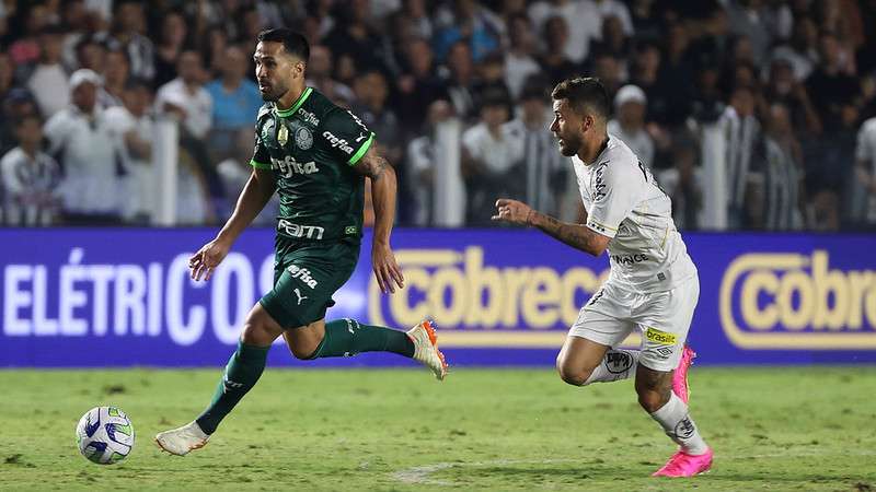 Luan em disputa pelo Palmeiras contra o Santos, durante partida válida pela sétima rodada do Brasileirão 2023, na Vila Belmiro.