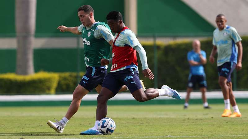 Fabinho e Endrick durante treinamento do Palmeiras na Academia de Futebol.