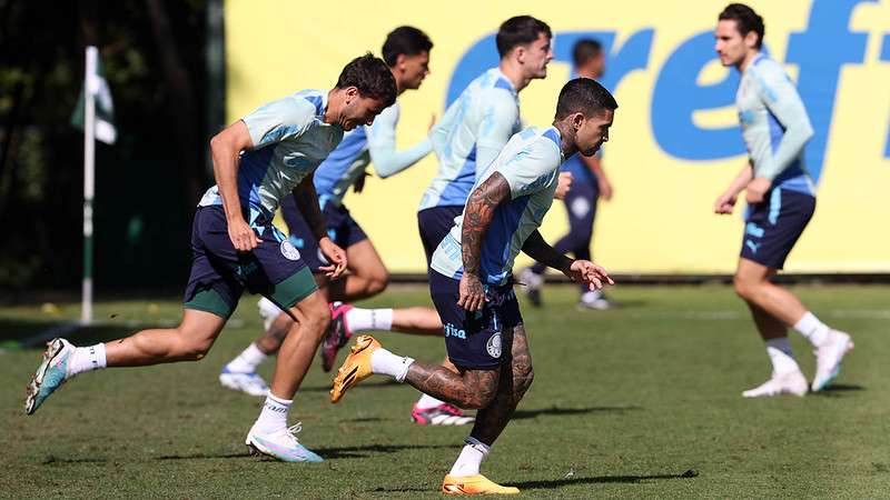 Atletas do Palmeiras durante treinamento na Academia de Futebol.