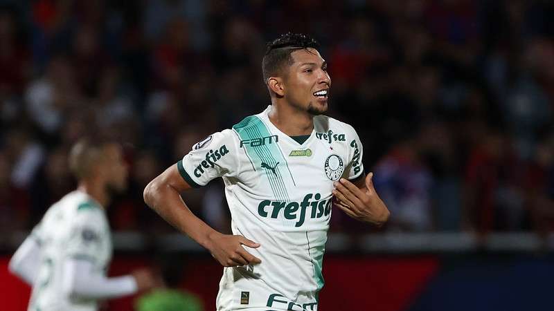 Rony comemora seu gol pelo Palmeiras contra o Cerro Porteño, durante partida válida pela fase de grupos da Libertadores 2023, no Estádio La Nueva Olla.