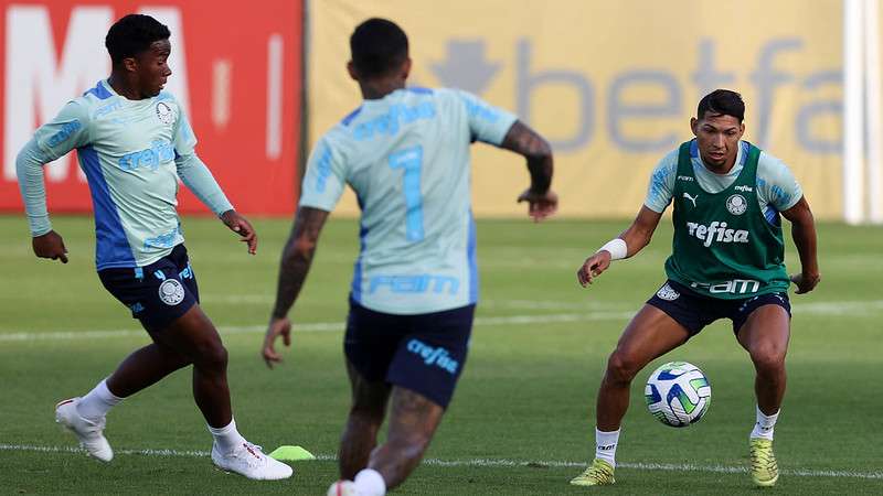 Endrick, Dudu e Rony durante treinamento do Palmeiras, na Academia de Futebol.