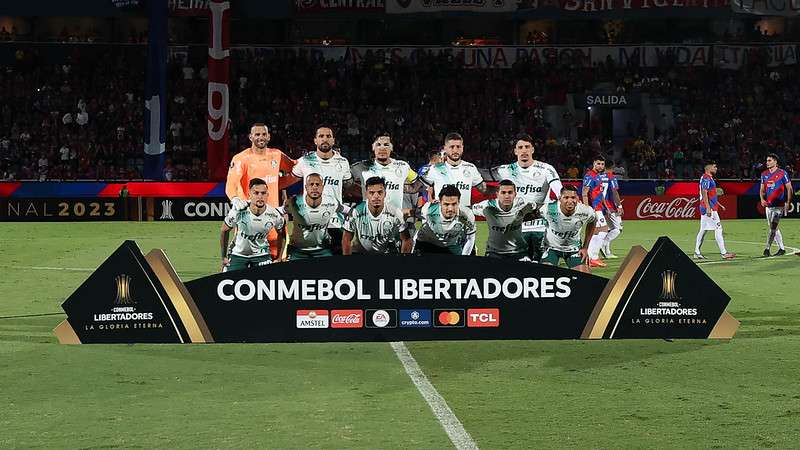 Equipe do Palmeiras posa para foto em jogo contra o Cerro Porteño, durante partida válida pela fase de grupos da Libertadores 2023, no Estádio La Nueva Olla.