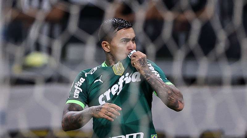 Dudu comemora seu gol pelo Palmeiras contra o Atlético-MG, durante partida válida pela oitava rodada do Brasileirão 2023, no Mineirão.