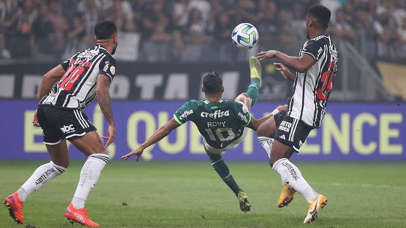 Rony disputa bola pelo Palmeiras contra o Atlético-MG, durante partida válida pela oitava rodada do Brasileirão 2023, no Mineirão.
