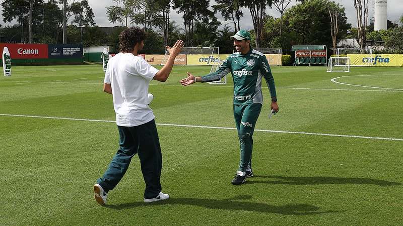 Abel Ferreira recebe Gustavo Scarpa, após treinamento do Palmeiras, na Academia de Futebol.