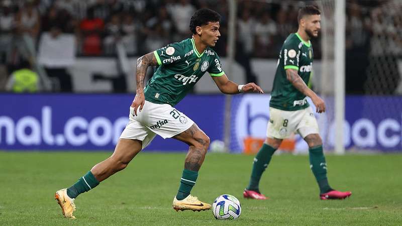 Richard Ríos em jogo do Palmeiras contra o Atlético-MG, durante partida válida pela oitava rodada do Brasileirão 2023, no Mineirão.