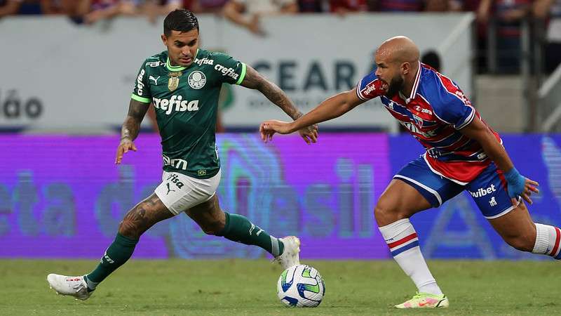 Dudu em disputa pelo Palmeiras contra o Fortaleza, durante segunda partida válida pelas oitavas de final da Copa do Brasil 2023, no Castelão.