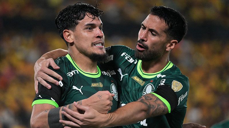 Gustavo Gómez e Luan comemoram gol do Palmeiras contra o Barcelona-EQU, durante partida válida pela fase de grupos da Libertadores 2023, no Estádio Monumental.