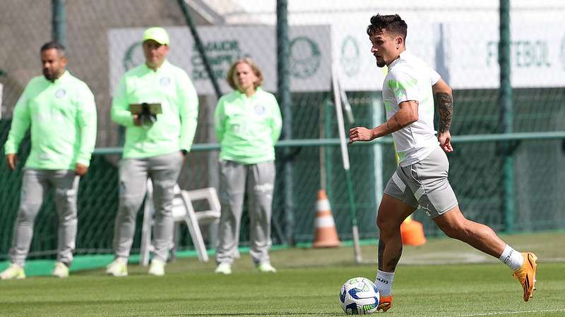 Artur durante treinamento do Palmeiras na Academia de Futebol.