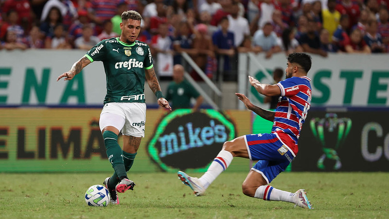 Rafael Navarro em disputa pelo Palmeiras contra o Fortaleza, durante partida válida pelas oitavas de final da Copa do Brasil 2023, no Castelão.