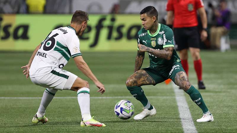 Dudu em disputa pelo Palmeiras contra o Coritiba, durante partida válida pela nona rodada, do Brasileirão 2023, no Allianz Parque.