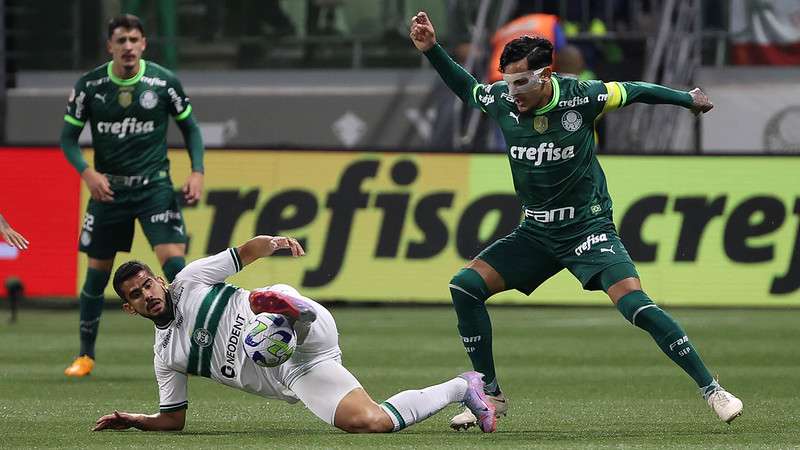 Gustavo Gómez em disputa pelo Palmeiras contra o Coritiba, durante partida válida pela nona rodada do Brasileirão 2023, no Allianz Parque.