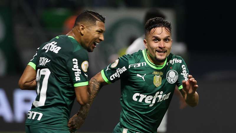 Rony e Artur comemoram gol pelo Palmeiras contra o Coritiba, durante partida válida pela nona rodada do Brasileirão 2023, no Allianz Parque.