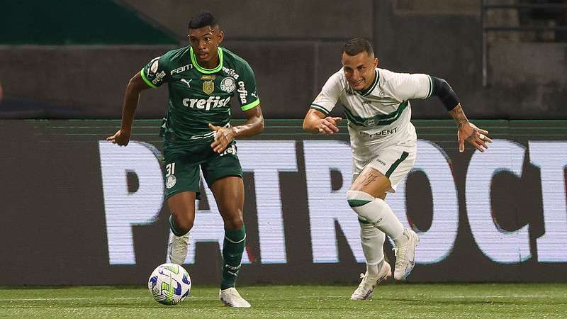 Luis Guilherme em disputa pelo Palmeiras contra o Coritiba, durante partida válida pela nona rodada do Brasileirão 2023, no Allianz Parque.