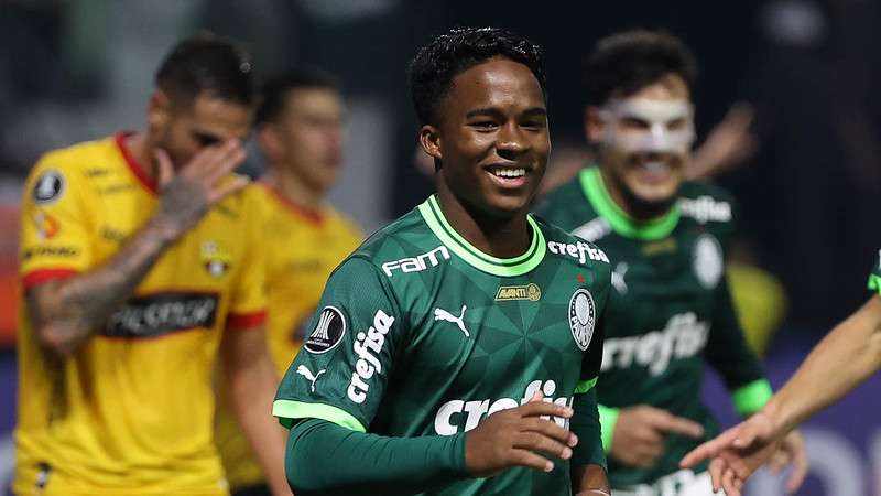 Endrick, seguido por Gómez, comemora seu gol pelo Palmeiras contra o Barcelona-EQU, durante partida válida pela fase de grupos da Libertadores 2023, no Allianz Parque.