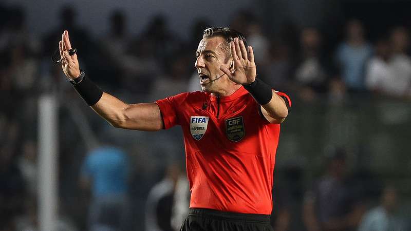 Raphael Claus em jogo do Palmeiras contra o Santos, durante partida válida pela sétima rodada do Brasileirão 2023, na Vila Belmiro.