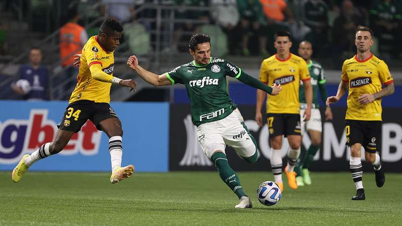 Raphael Veiga em disputa pelo Palmeiras contra o Barcelona, durante partida válida pela fase de grupos da Libertadores 2023, no Allianz Parque.